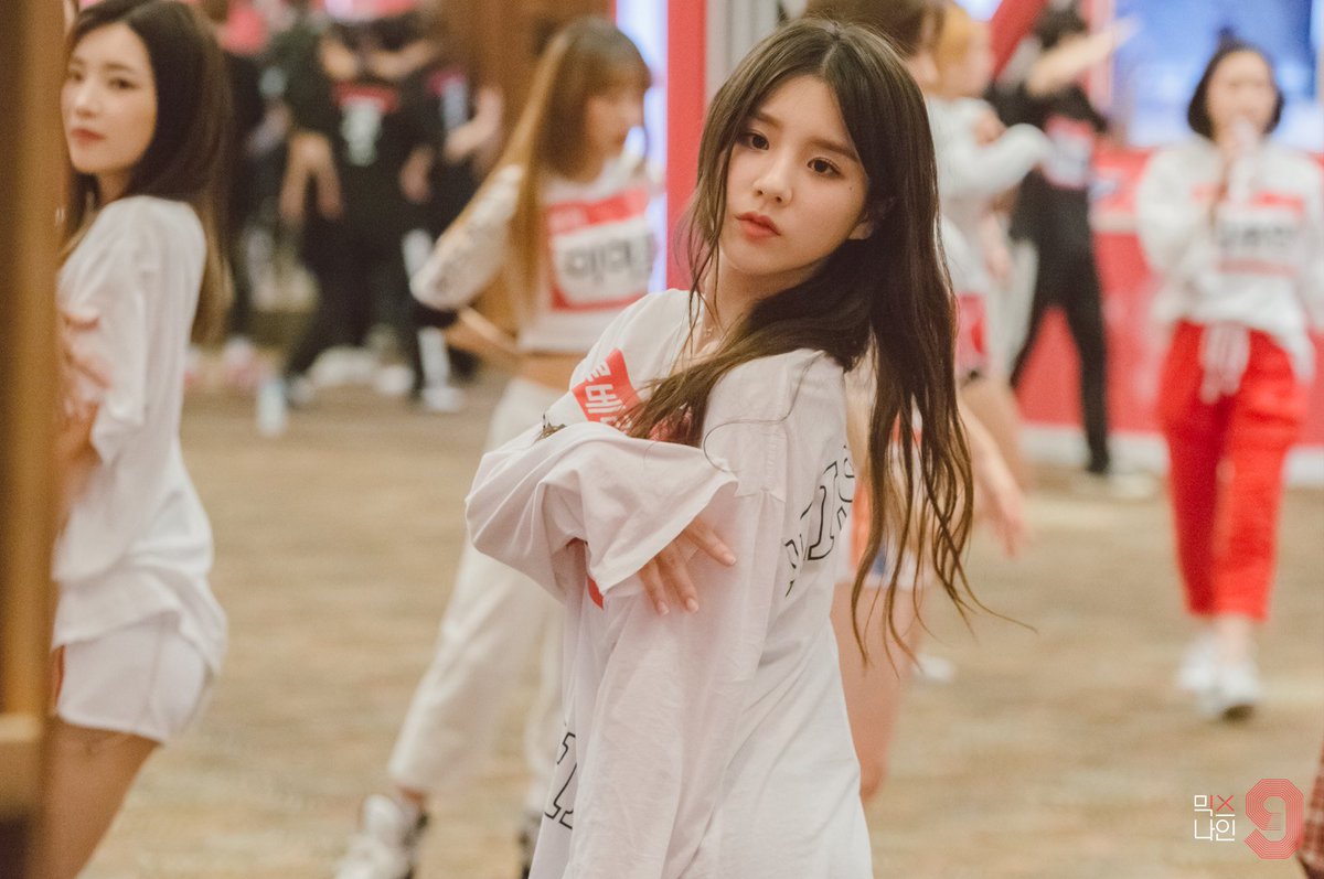 mix9girls's tweet photo. [PICS] LOONA 1/3 Kim Hyunjin &amp; Jeon Heejin - MIXNINE 1-Day Mission Behind
#MIXNINE #믹스나인 https://t.co/a4LZn61frp