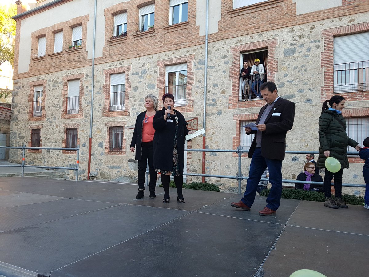 El Centro Cívico de San Lorenzo entrega del premio Chimenea de Oro al Ayuntamiento de Segovia por haber acondicionado los jardines