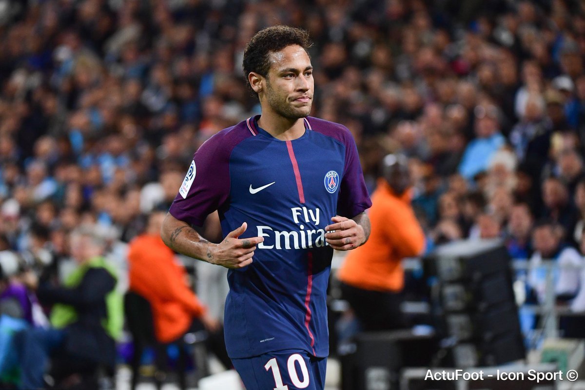 ActuFoot_'s tweet image. Cantona : "Quand tu as 25 ans et que tu joues avec le Brésil et le FC Barcelone, je me demande pourquoi tu viens en France jouer contre Guingamp ou Amiens." (@YahooSportFR)