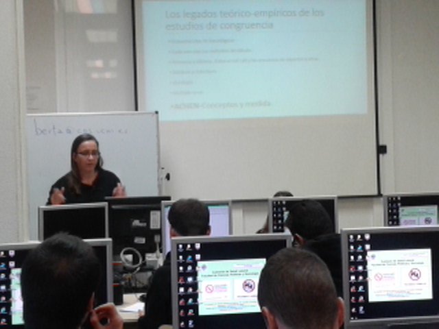 Lucía Selios (Universidad de la República, Uruguay) en un  Seminario sobre Congruencia Ideológica con mis Estudiantes de Master de Análisis Político de la UCM. Aprendiendo cálculo de indicadores! Gracias por aceptar nuestra invitación!