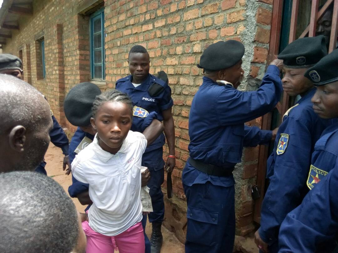 She's 15. Fearless. Her name is Yalala, daughter of Claude Yalala. Born AFTER Kabila became ruler of #Congo. Yesterday Kabila sent his thugs on #IdjwiIsland fight a protest against his dictatorship. She's handcuffed for shouting "Free My Father". Her father was arrested 💙🧡❤️
