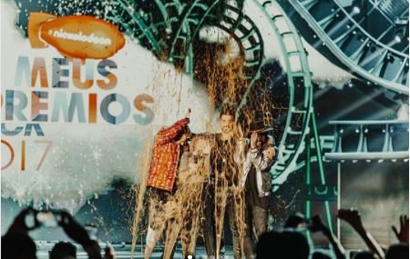 UMusicColombia's tweet photo. ¡Un derroche de color y magia en los Premios #Nick2017 con @addbrunomartini! 😍🤣🤣 ¡Escuchemoooos #Road, su último éxito! 👉 https://t.co/W5uXzwJxSP https://t.co/WBbI0cDm29