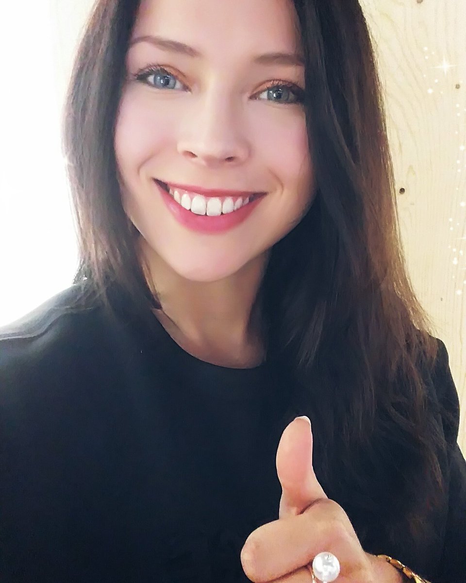 ani_jaatinen's tweet photo. Today I met with the good people of Huawei's to create theme designs #Äniways.
🎨❤👌
#digital #art #conceptart #ui #graphics #techchick #Huawei #themes https://t.co/3SZTW9sKs3