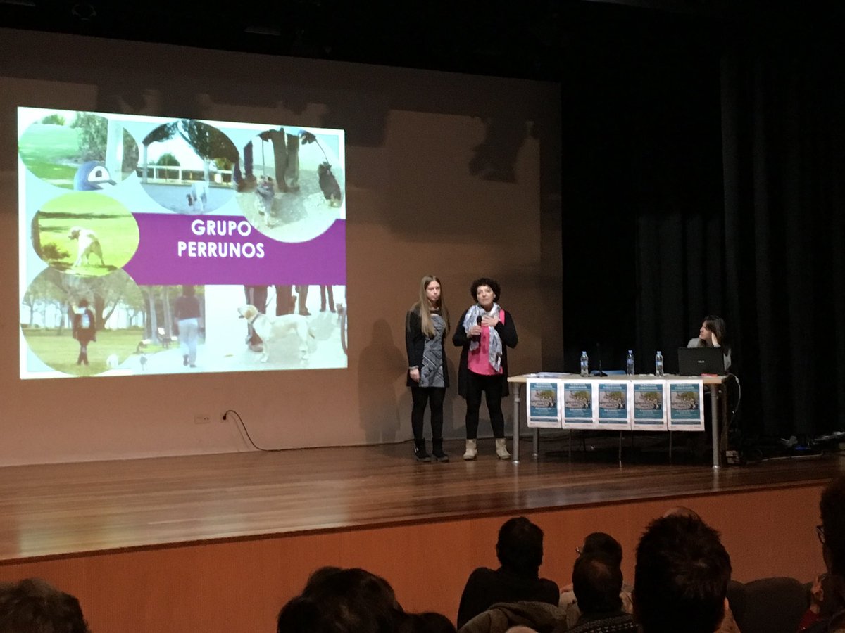 medioambienteZ's tweet photo. El grupo perruno cuenta cómo vive, disfruta y convive con personas y sus perros. Lugar de encuentro y socialización de perros y personas diversas. Se sienten guardeses del Parque. III Jornadas #ParqueOliver 2017.  #olivertambiénesesto https://t.co/8pOFvEb81c