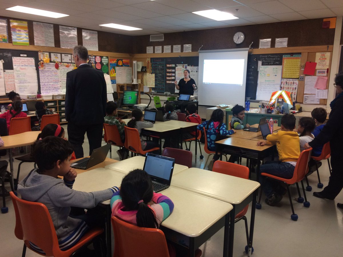 nadiahusain2525's tweet image. @ChrisSolesa leading classroom workshops today on how to use Google Read and Write! #ellpeel #googlereadandwrite #modernlearners