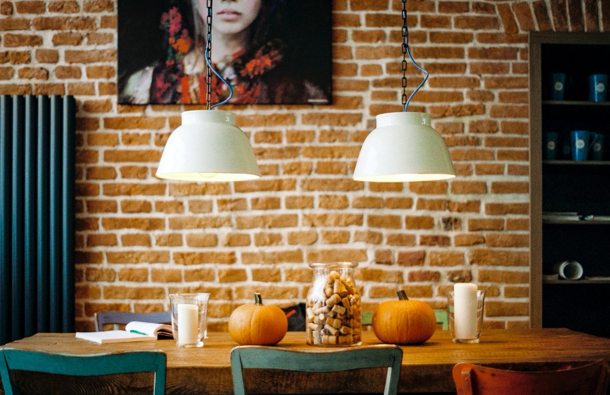 In a room with strong warm tones, #blue contrast can create a perfect pallet. Even a small detail like the #cable of a ceiling #lamp can make a difference! Which shade of blue will be your new favorite? 🔷

#CreativeCables #BeCreative