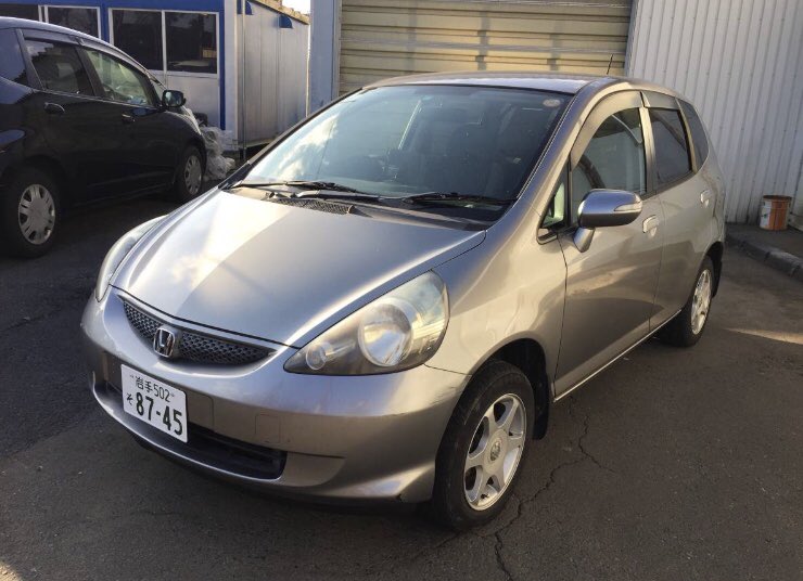 CARSHOP_AG's tweet photo. 早い者勝ち！車検たっぷり！
そのまた乗って帰れます！
フィット 4WD車検31年1月

・年式平成18年
・走行距離98,300km
・色 シルバー系
・車検有効期限 31年1月まで
・排気量1300cc
・ミッション AT
エンジン、ミッション状態好調です
コミコミ価格24万円！
陸送も行なっております。
皆さんお早めに！ https://t.co/GYsMvkD3ca