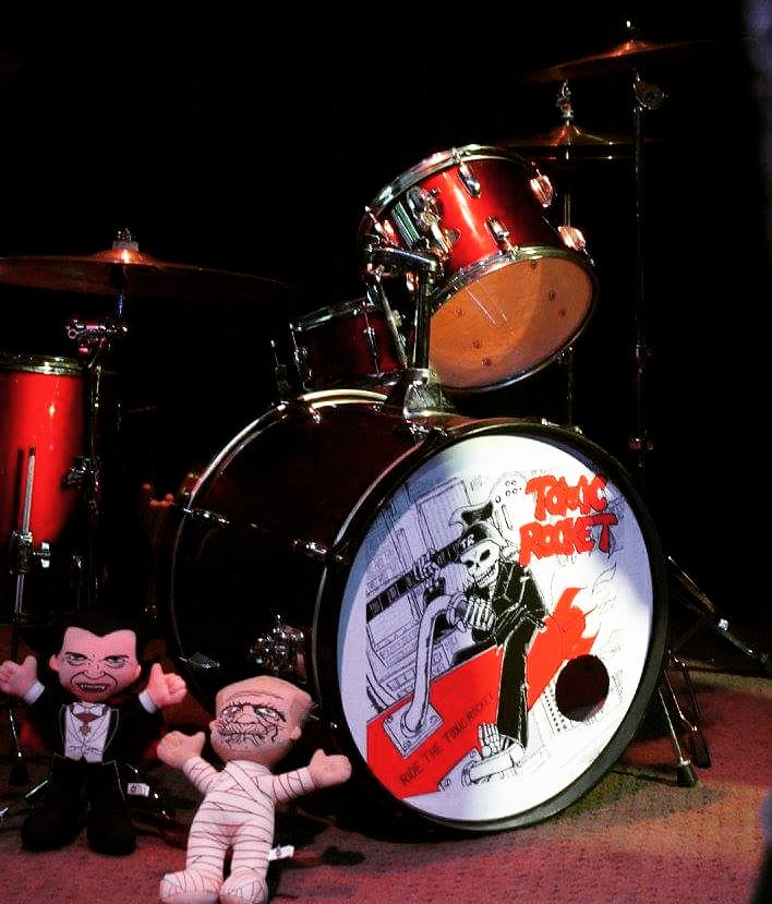 Toxic_rocket's tweet photo. Kez's kit with Dracula and the Mummy hanging out. #toxicrocket #punk #punkrock #poppunk #chicago #chicagopunk #rocknroll #drums #drummer #livemusic #liveshow #picture #picoftheday #pic #thursday #photo #kezrocket #dracula #themummy #universalmonsters #classichorror https://t.co/PiAtaGZ43s