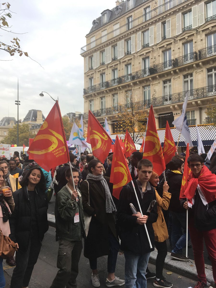 UEC_org's tweet photo. Pour les jeunes et étudiant.e.s communistes à travers la France,  la #LoiTravailXXL et la #sélection à l'université c'est toujours non !  #manif16nov https://t.co/8oP8aUTNXl