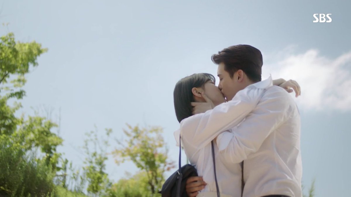 aFamous_lines's tweet photo. 그냥 다 지나간다고. 지금은 별 거 같아도 지나면 다 별 거 아닌 게 된다고. 믿기지 않겠지만 언젠가 농담처럼 이야기 하는 날이 올 거라고. 그러니까 너무 걱정하지 말라고 해줘.
#당신이잠든사이에 #정재찬 #남홍주 https://t.co/gTbp1ibaok