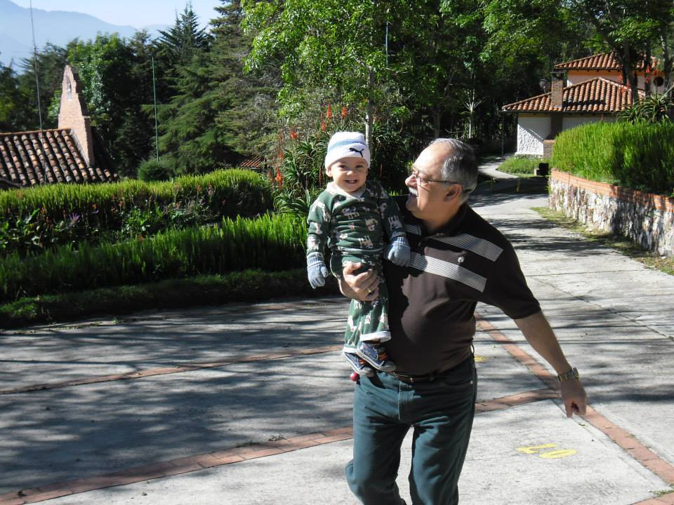 francispamelac's tweet photo. Recordarte bonito, es pensarte y no olvidarte... Te extrañamos tantísimo papi...! 😢 https://t.co/zU5hAhKHqw