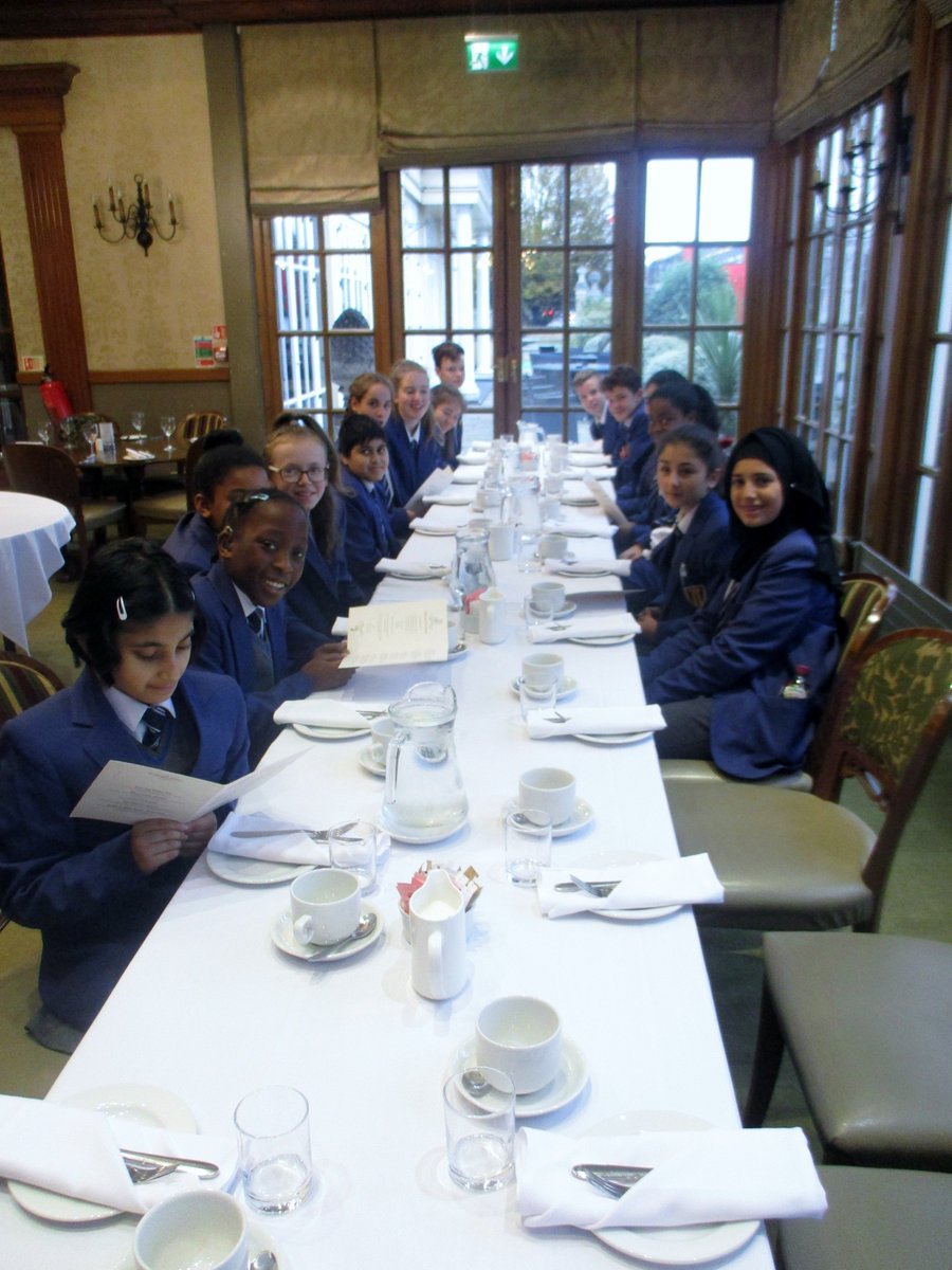 CN_Cooking's tweet photo. Our pupils @CastleNewnham have had a fantastic afternoon at @BedfordSwan . We were treated to a tour of the hotel and kitchen, question and answer session with the head chef &amp; banqueting manager and a delicious afternoon tea! https://t.co/YF0mnuJBDp