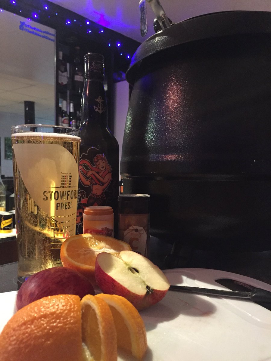 TheEthicalGlass's tweet photo. Mulled cider AND lots of gin!!!! 🍷🍸🍻✊️🍹🎉 https://t.co/o9WihedUej