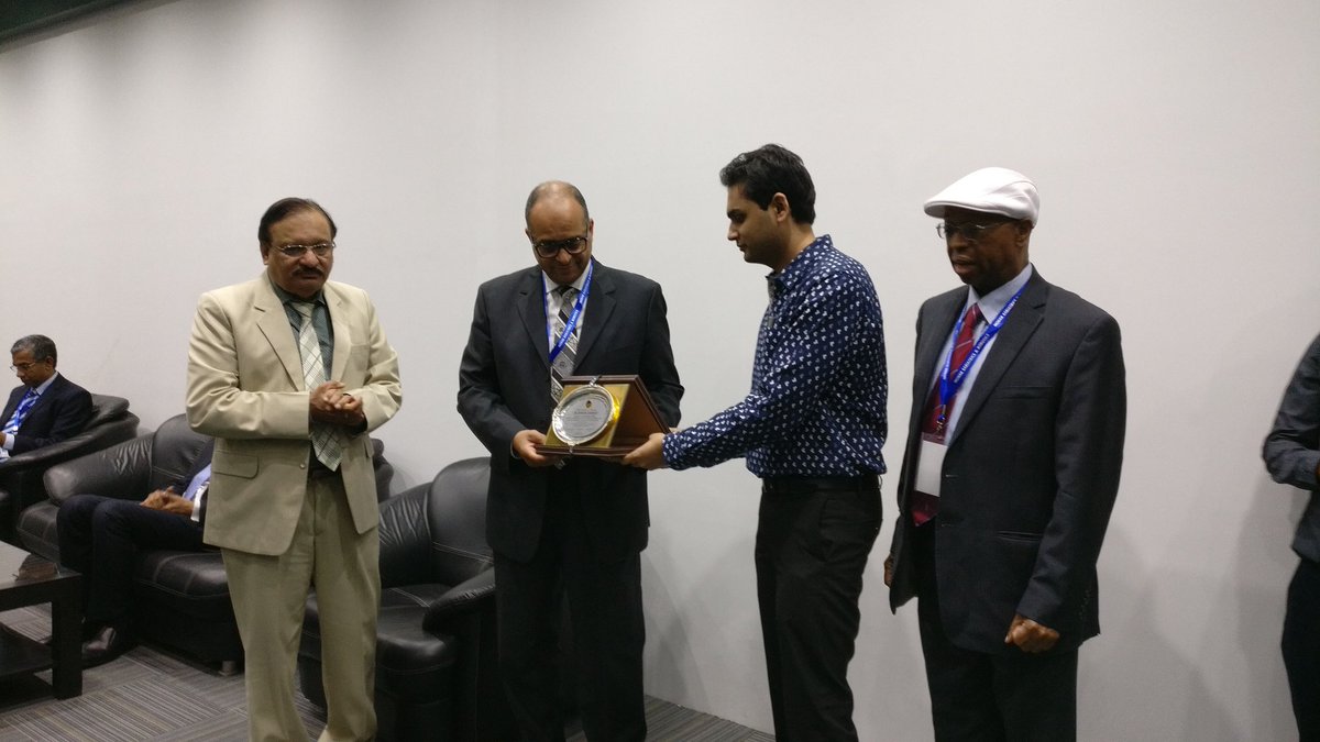 drmohitbhandar1's tweet photo. Giving token of reverence to the faculties at Hands on Course in Bariatric Metabolic Surgery. 

#HandsOnCourse #MohakBariatrics #BariatricSurgery #WLS #DrMohitBhandari #BariatricSurgeons  #BestBariatricCenter https://t.co/NoDMUdpDmF