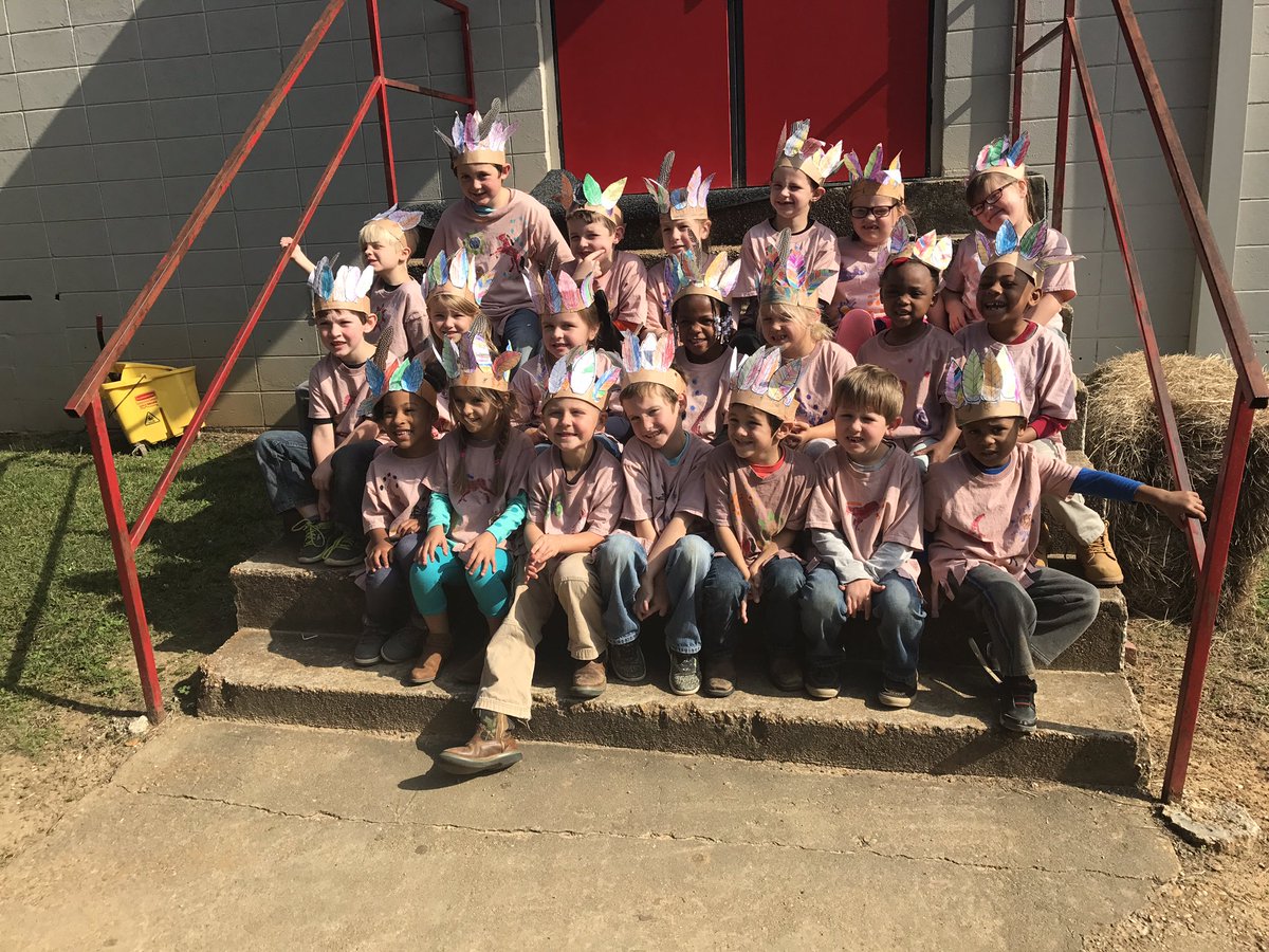 cwilson2001's tweet photo. Getting ready for our Thanksgiving feast!! @KittieHolley @brown1_sara #Kindergartenrocks https://t.co/T4EZdgtR0R