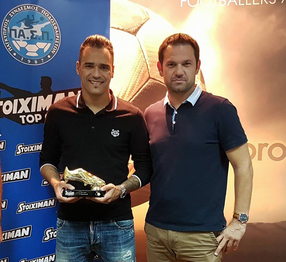 am10sports's tweet photo. NOTÍCIAS DO CHIPRE! Meia #AlexDaSilva recebe prêmio por ter marcado o gol mais bonito da rodada. #Brasileiro é um dos destaques do @APOLLONOFFICIAL desde 2015. https://t.co/z7DtZo85DJ