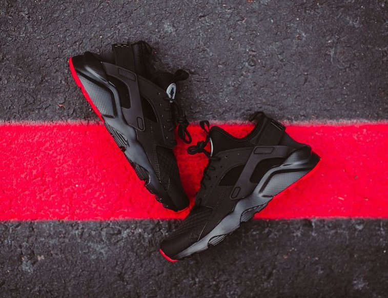 SneakersCartel's tweet photo. The Nike Air Huarache Ultra Returns in a “Bred” Colorway https://t.co/vOTtNULl3N #sneakers https://t.co/MOijntJ89M
