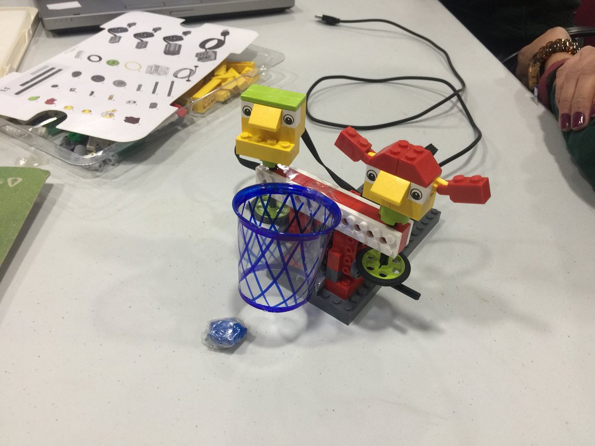 GuadaParauta's tweet photo. @RedAnd_Robotica Taller de Robótica https://t.co/jbZjbGK3rO