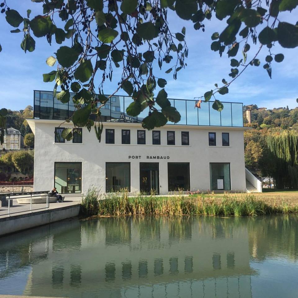 GKepenekian's tweet photo. Présentation à la Confluence du bâtiment « Port Rambaud », réalisé dans l’ancienne Capitainerie rénovée. Il propose dans ce site exceptionnel des rives de Saône une architecture renouvelée et accueillera l’agence Esprit des Sens. La transformation de la Confluence se poursuit ! https://t.co/cCWkoni7hy
