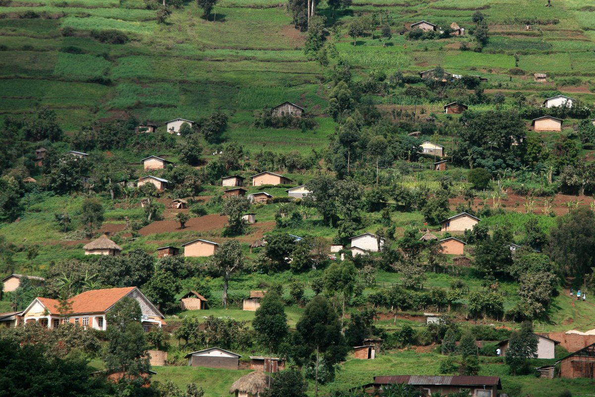 BloosatSolution's tweet photo. En adjonction des technologies terrestres existantes, le satellite dessert les zones les plus reculées des contrées, permet une couverture intégrale du territoire et participe ainsi à réduire la fracture numérique. https://t.co/yww6d1kQUV