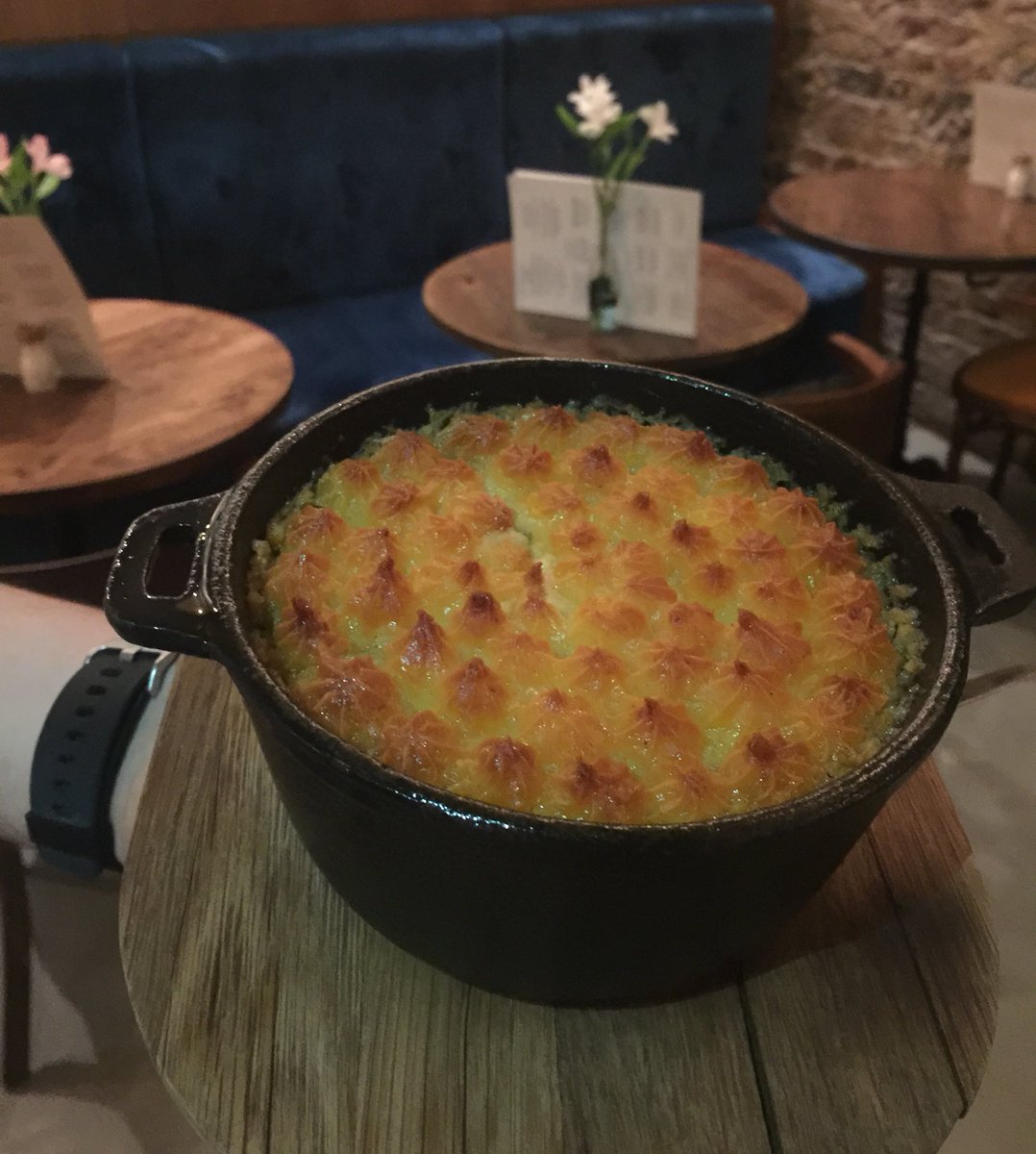 OldBrewery's tweet photo. Now that’s a hearty Thursday dinner 👌🏻
Cottage pie 😍 #SeasonalMenu #Autumn #Foodie #Se10 #SecretPub #ThroughTheGates @orncgreenwich https://t.co/Uw7eGXMWzC