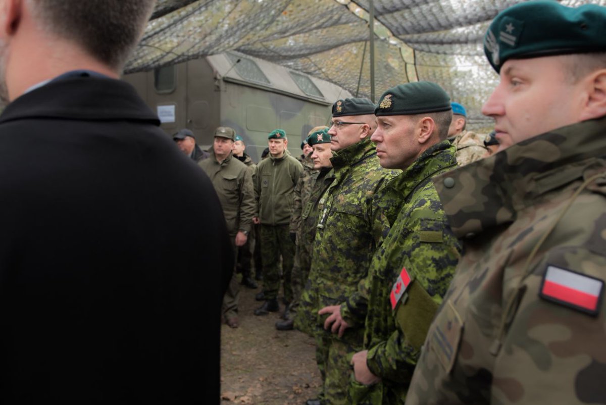 CanadianArmy's tweet image. Brigadier-General Derek Macaulay, Commander of the 5th Canadian Division is in Dęba, #Poland where @CanadianArmy /#5DivSoldiers are forging closer ties &amp;amp; enhancing skills with #Polish #Lithuanian &amp;amp; #Ukranian allies at #MAPLEARCH #StrongProudReady #Army #Canada150