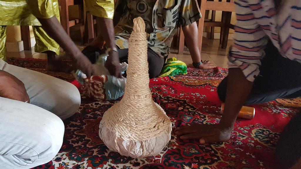 witterlims's tweet photo. Colas de demande en mariage en milieu peul de #Guinée: 91 noix et 13 cordes végétales le tout évoquant un phallus en érection 😃 #SymboleFort https://t.co/GyYeWh6s5e