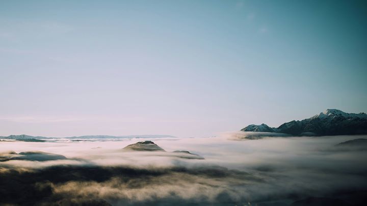 moderentals's tweet photo. The view from Treble Cone, with fluffy clouds filling in the gaps between the peaks. If you haven't been above the clouds on a mountain, try and do so on your #nzroadtrip - there's nothing like looking out over an ocean of soft and flowy air!

#mountian … https://t.co/jneTq5m6je https://t.co/PDvyNQGpm8