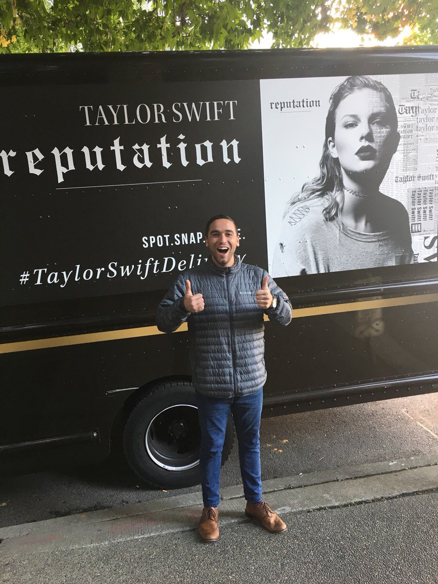 _JulieLevine's tweet photo. ADRs love @taylorswift13  at work! #TaylorSwiftDelivery #promo @David_Highspot https://t.co/bxYvLW95tb