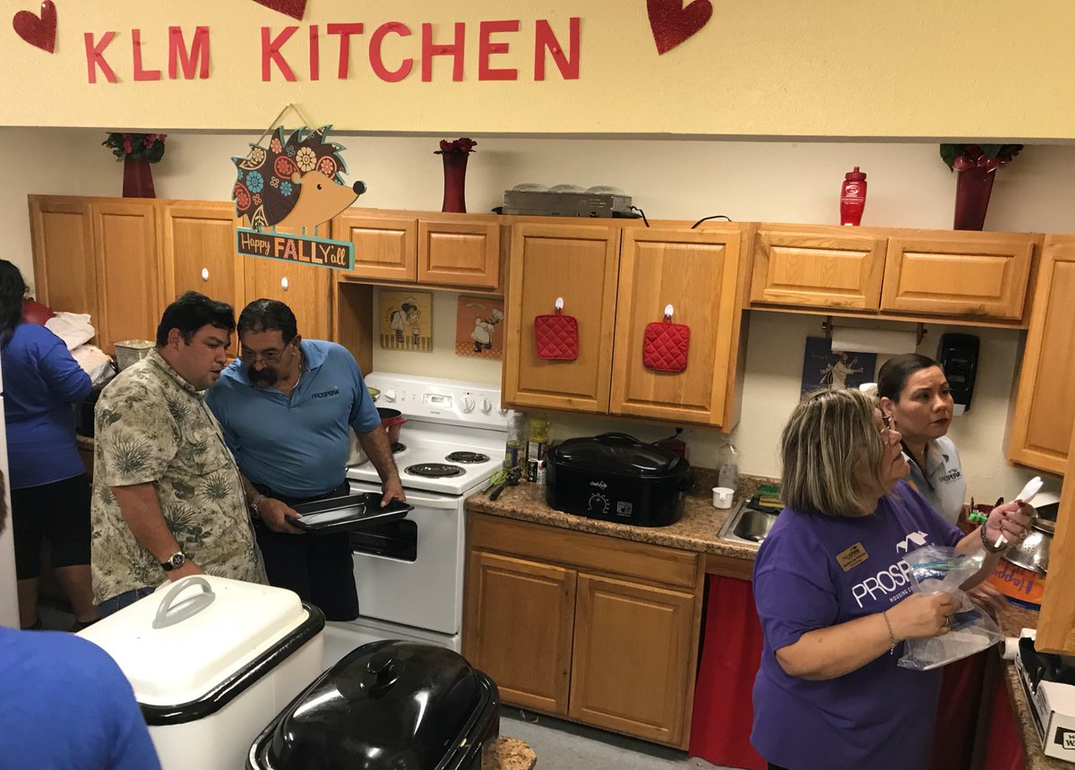 ProsperaHCS's tweet photo. Kingsville LULAC Manor prepares for their Thanksgiving luncheon. #ProsperaHCS #HomeIS #thanksgiving https://t.co/Kl0zQ8cc7h