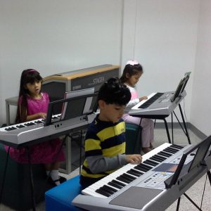 CentroArtesInt's tweet photo. Muchas décadas de experiencia práctica y los últimos hallazgos en el desarrollo del aprendizaje son incorporados al proceso de enseñanza, de nuestro @cmusicalelavila que  ayudan también al reto de la adquisición, de logros musicales por parte de los miembros del grupo https://t.co/hQttAhvn3B