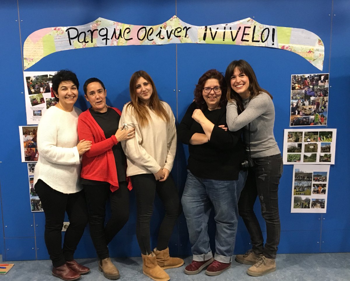 medioambienteZ's tweet photo. Qué lujo contar con @LaBezindalla en tantas y tantas cosas, y también en el Parque Oliver. #Photocall durante el descanso en III Jornadas #ParqueOliver 2017.  #olivertambiénesesto https://t.co/3WDKC1POzo