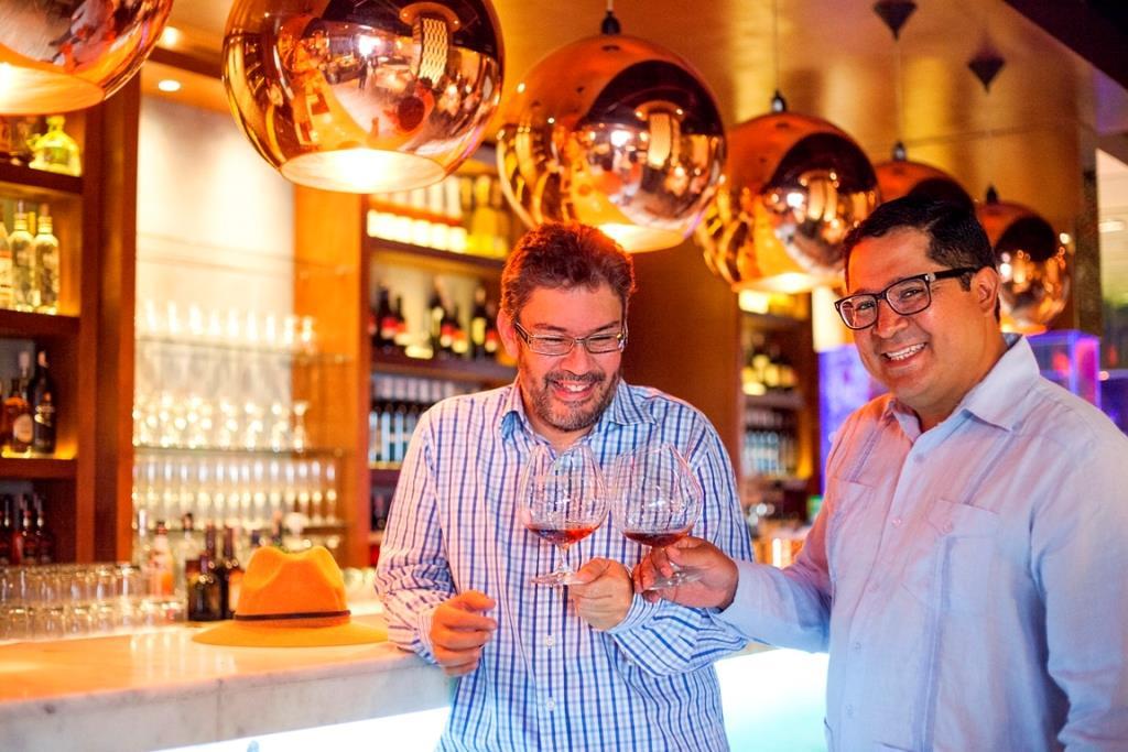 gourmeturbano's tweet photo. 24, 25 y 26 de noviembre en el hotel Pestana Caracas #RON Festival celebra su 2° edición https://t.co/2bgQQLtTUC Nuevamente, la ciudad capital será escenario del evento que tiene al ron como principal protagonista con la celebración del Caracas Ron Festival en su segunda edició… https://t.co/xaaw306Vg0