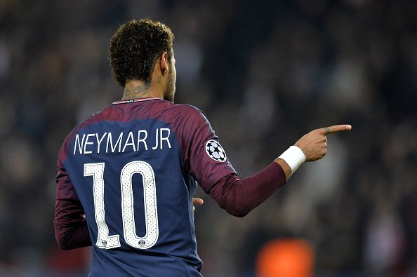 Cantona sobre Neymar: "Con 25 años y jugando con Brasil y en el Barcelona, uno se pregunta que ha venido a hacer en el campeonato francés para jugar contra el Guingamp o el Amiens. No es mi visión de la pasión y el fútbol".

¡Duro! 👊🙃