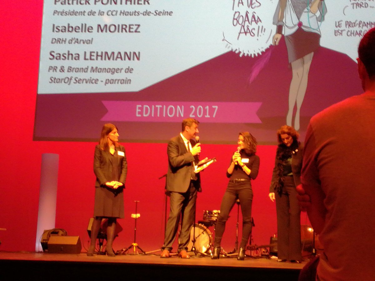 CCI_92's tweet photo. Sasha Lehmann de @StarOfService sur scène : un pitch improvisé ! Bravo #Madein92 https://t.co/qe4YBTkyET