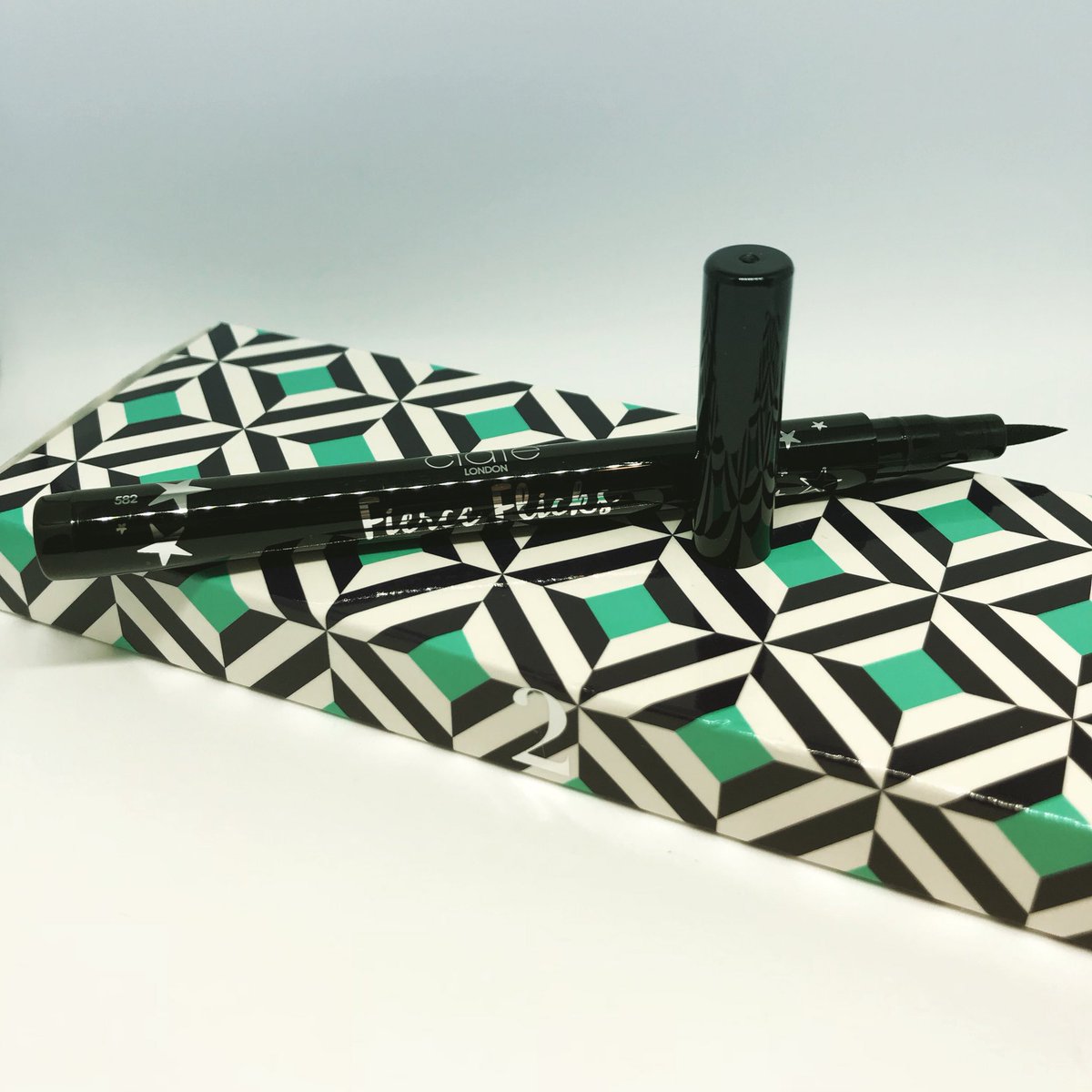 beautyoga_'s tweet photo. Seguimos con el #unboxing del #lfadventcalendar!!! 💖
En el segundo día de este súper calendario de adviento nos encontramos este delineador líquido “puntafina” de @ciatelondon
Lo poco que lo he probado me ha gustado mucho, negro muy intenso y un trazo preciso, fino y suave. https://t.co/Y1wZ9e3vy9