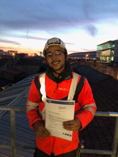 Une belle réussite par la signature d’un CDI d’aide-coffreur suite à un contrat de professionnalisation d’un an. Merci aux équipes de GTM Bâtiment Aquitaine pour leur implication #insertion #emploi #bellereussite #VIESudOuest #VINCI