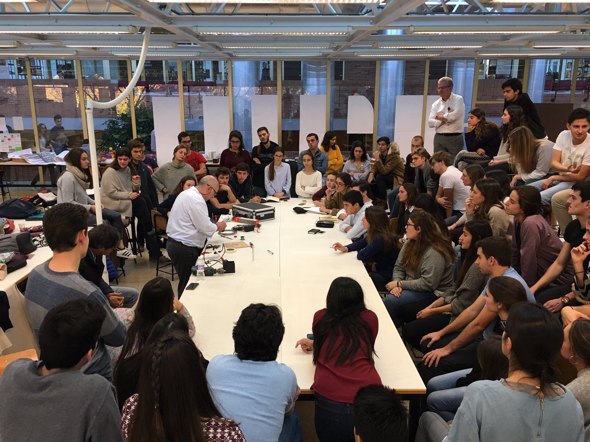 Gilberto Ruiz (maqgil.com), el mejor maquetista de España, impartiendo una clase magistral a nuestros alumnos <a href="/etsaunav/">Escuela de Arquitectura</a>