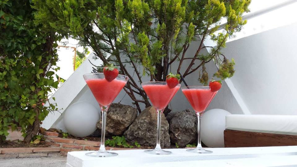 AstrumLoungeBar's tweet photo. Bienvenidos @fedrikett @emilio_belo @oscar_prats ¡¡Os merecéis unos cócteles de fresa bien buenos!!🍸🍹 #Llutxent https://t.co/vHtf258LF9