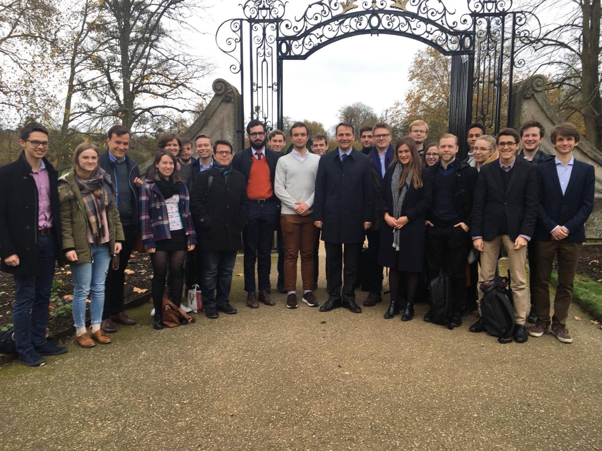 "We would never thought we could get that many people to a meeting back when I was the president of OxPolSoc" said <a href="/sikorskiradek/">Radosław Sikorski 🇵🇱🇪🇺</a> who met Polish students in Oxford today. Representing the legacy of <a href="/ZAPelczynski/">Zbigniew Pelczynski</a> and Mr Sikorski drives the involvement of almost 250 current members