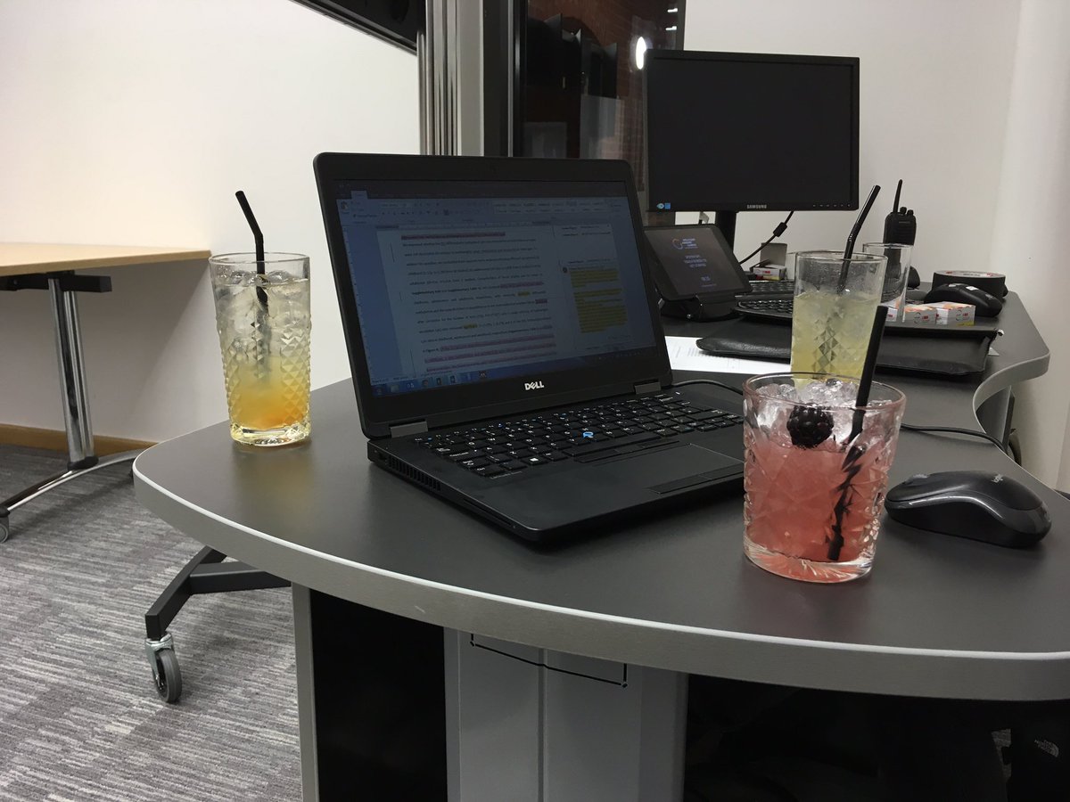 JanineFF's tweet photo. Cocktails &amp; paper writing with @LeanneKupers #ECD17 https://t.co/FUgjQOf3OI
