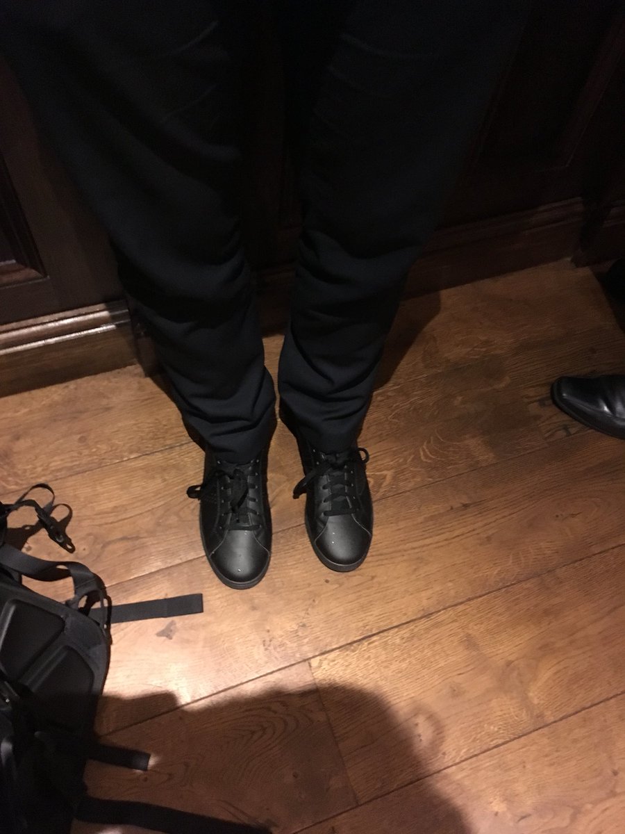 7eaBag's tweet photo. #lesbianshoes #menthatlooklikelesbians https://t.co/DHKsBuwGCu