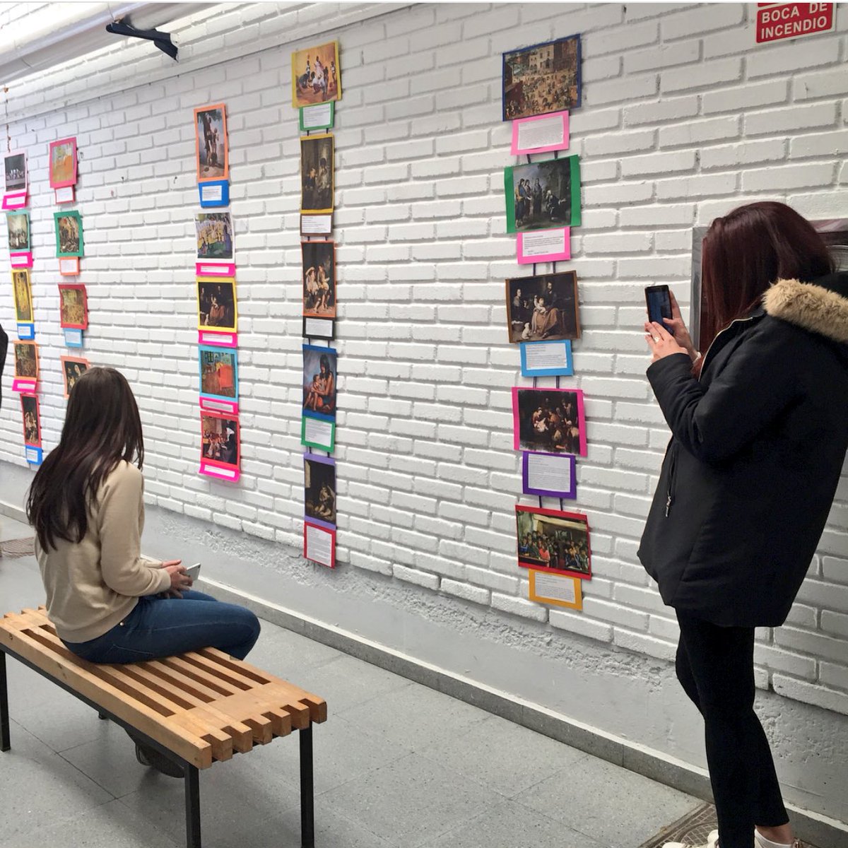 Oliva_mkdigital's tweet photo. Podéis disfrutar hasta el viernes en el #IESCiudadEscolar de la exposición que han hecho los compañeros sobre el #díauniversaldelniño 🧒🏿👧🏽👦🏼👩🏻 🌎 https://t.co/5nM9BIKbw4