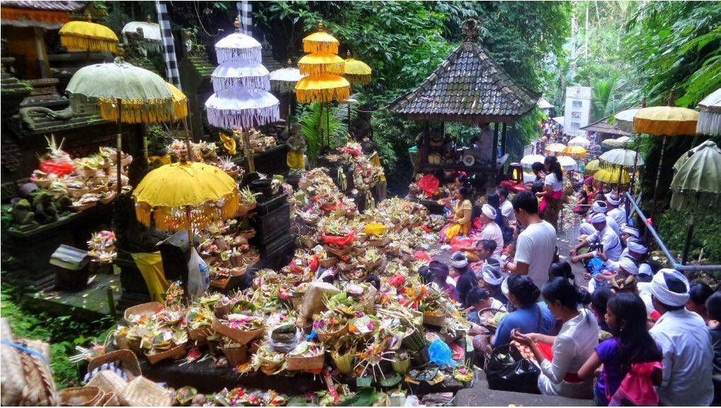 L'homme vertueux s'empresse de rendre les bienfaits qu'il a reçu! Terima kasih à #JosephJeanmart pour photos #bbdmRTBF à #Bali #Indonesia