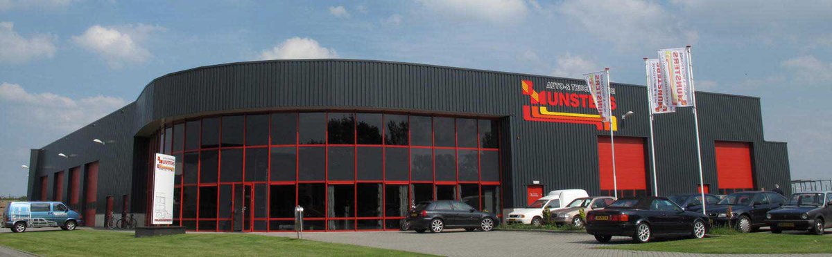vvddeurne's tweet photo. Raadsleden @mirjamvanasten en @RuudBerkers zijn op bedrijfsbezoek bij @Munsters_Deurne. Innovatief familiebedrijf in auto- &amp; truckschade met flinke uitbreidingsplannen. @Brainport_ehv #Deurne https://t.co/kXR6bideUr