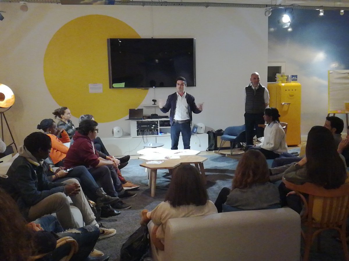 Benjiskhan's tweet photo. La soirée #innovationcommando débute avec un speech très inspirant de @cyrilcardoso #etincelle https://t.co/jzuVOiOpsX