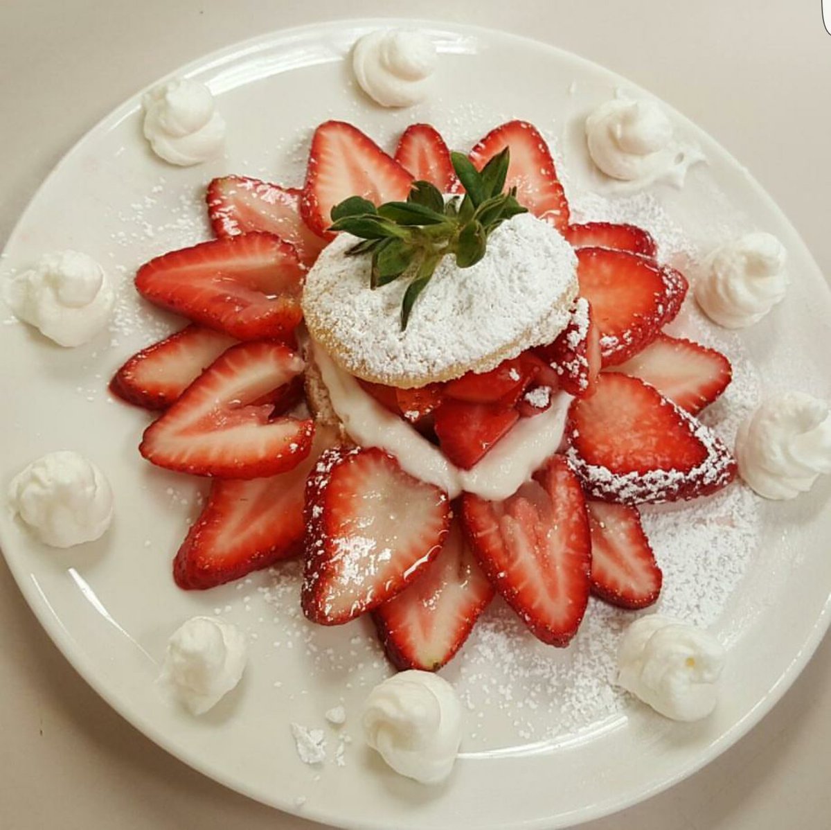 DaveRavine's tweet photo. @GordonRamsay What do you think about my Strawberries with Cornmeal Biscuits? https://t.co/wWWUUgMmdm
