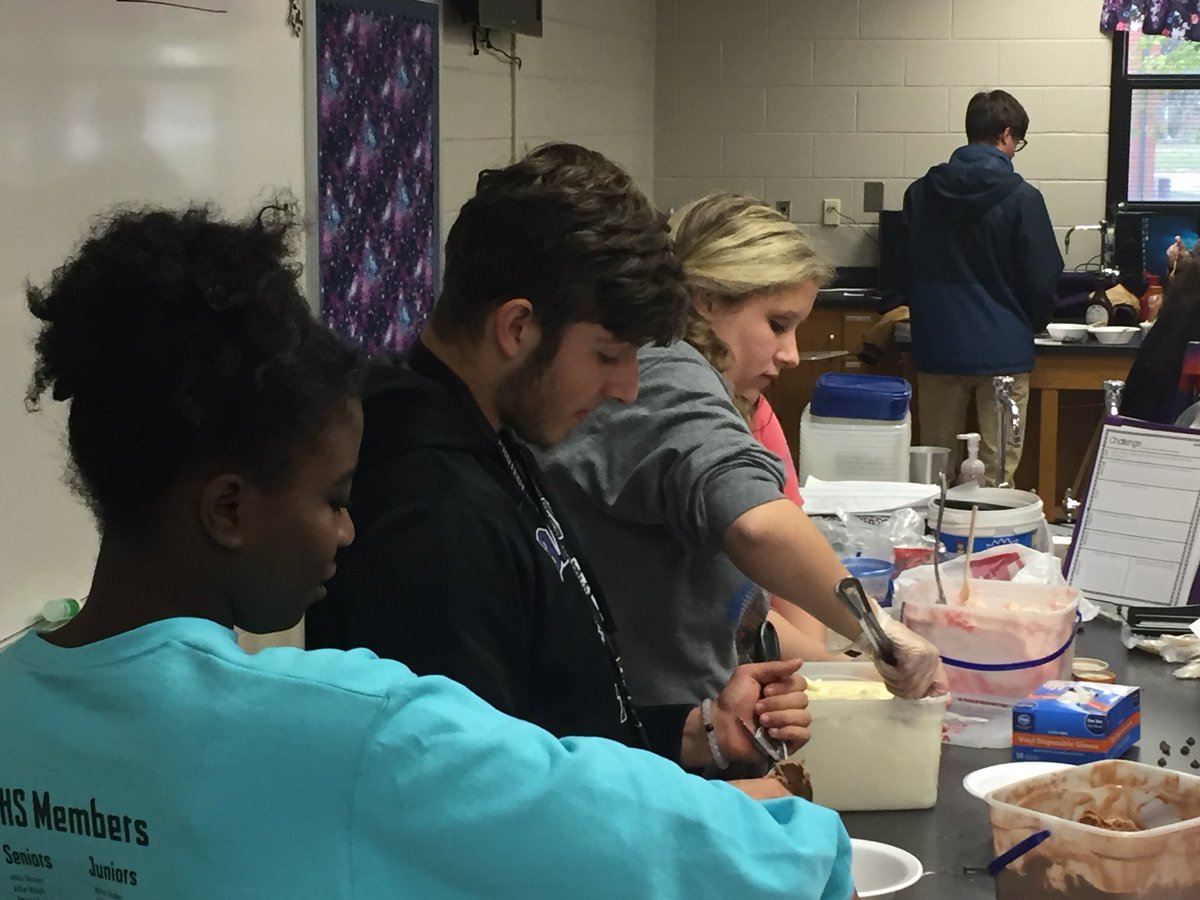 _BHS_KeyClub's tweet photo. Wrapping up Dare to Care Day of BHS Key Club Week with an ice cream social to celebrate our club members who have more than 20 hours of service for the year to date!!  #KeyClubWeek https://t.co/Ho6xqeXwdc