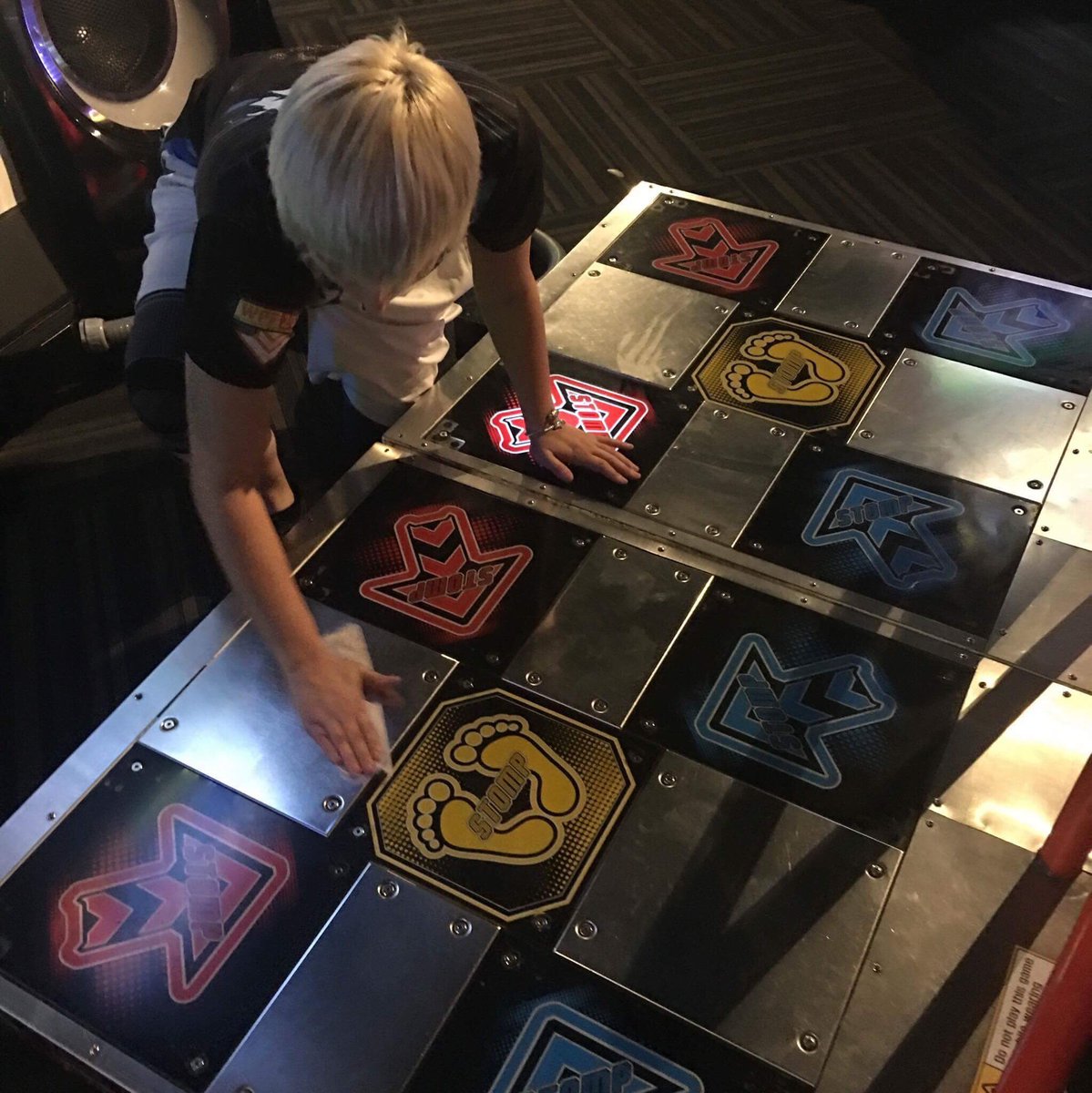 VanthCC's tweet photo. Getting that pre stream prep on by cleaning the casual of the arrows #TeamLasVegasZeal #LasVegasZeal #LVZ #PIU #PumpItUp #PumpItUpPrime2015 https://t.co/yB14meRzXK