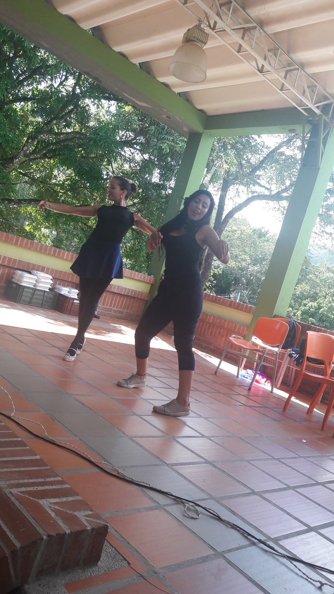 SantotoVillavo's tweet photo. Así va nuestra celebración de los cinco años de la Facultad de Psicología en el Campus Loma Linda. #ModoTomasino activado en la #SantotoVillavo. 🔛🎉🎊 https://t.co/pMLV2Fp8Ww